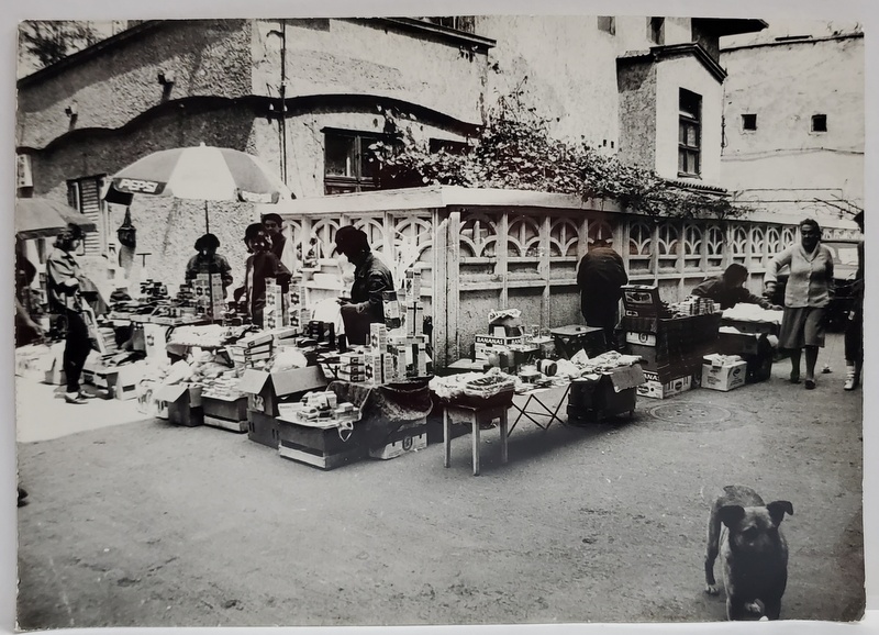 VANZATORI AMBULANTI IN PIATA COTROCENI , CU MASUTELE , FOTOGRAFIE , INCEPUTUL ANILOR ' 90