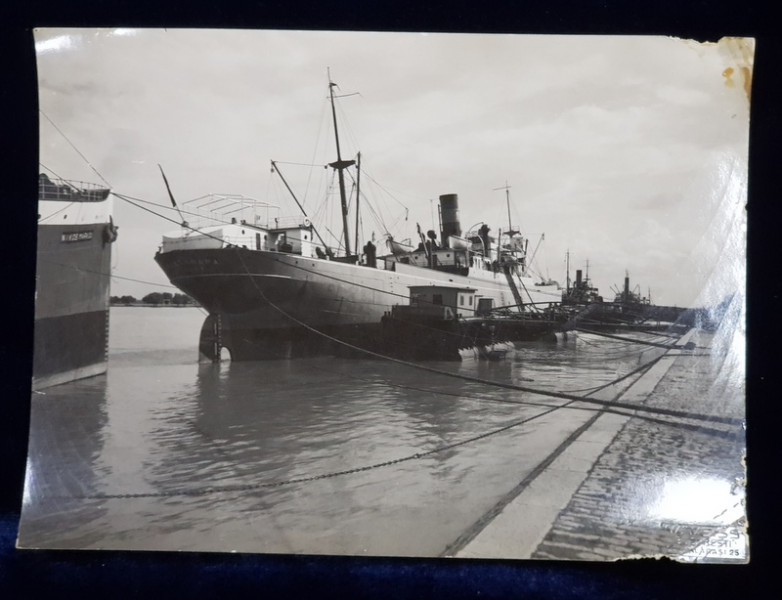 VAPOR ANCORAT IN PORTUL GALATI , FOTOGRAFIE DE W. WEISS  - BUCURESTI , MONOCROMA, PE HARTIE LUCIOASA , PERIOADA INTERBELICA , PREZINTA MICI FRAGMENTE LIPSA SI URME DE UZURA  IN COLTURILE DIN DREAPTA *