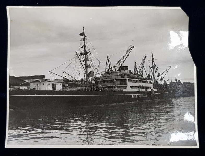 VAPORUL SULINA IN PORTUL CONSTANTA , FOTOGRAFIE MONOCROMA PE HARTIE LUCIOASA , PERIOADA INTERBELICA , LIPSA UN FRAGMENT IN DREAPTA SUS *