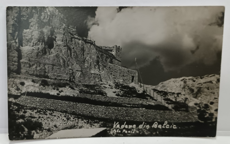 VEDERE DIN BALCIC , CASA INCASTRATA IN STANCA , FOTOGRAFIE FORMAT CARTE POSTALA , INTERBELICA