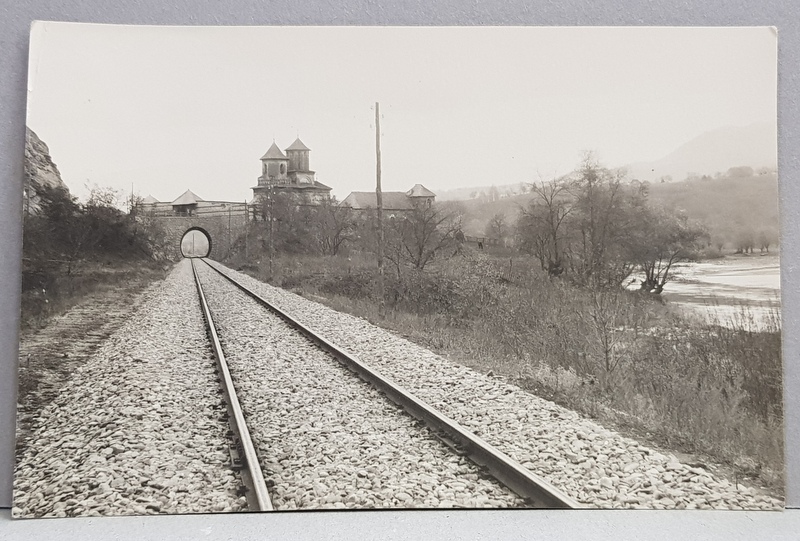 VIADUCT PESTE CALE FERATA , LANGA O MANASTIRE PE MALUL UNUI RAU , FOTOGRAFIE MONOCROMA, PE HARTIE CRETATA , PERIOADA INTERBELICA