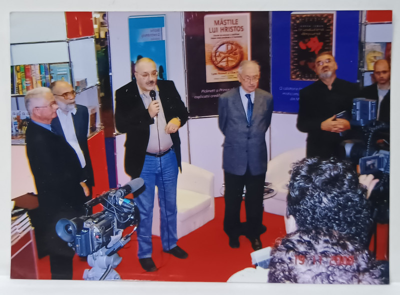 VIRGIL MAGUREANU , FLORIN CONSTANTINIU , ILIE BADESCU , ALEX  MIHAI STOENESCU , LA TARGUL DE CARTE'' GAUDEMUS '' DE LA ROMEXPO ,  FOTOGRAFIE COLOR , DECEMBRIE , 2008