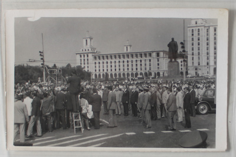 VIZITA UNUI INALT OFICIAL IN ROMANIA , OPRIRE IN PUBLIC  IN ZONA CASEI SCANTEII , ANII ' 60 - ' 70 ' , FOTOGRAFIE
