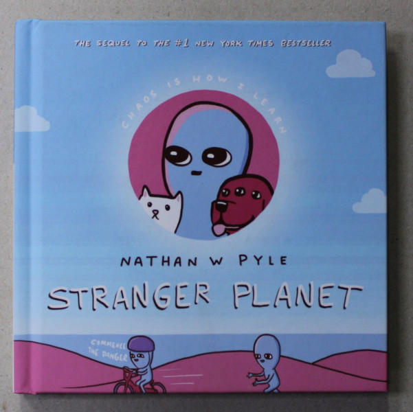 WELCOME BACK   TO STRANGE PLANET by NATHAN W. PYLE , 2020 , BENZI DESENATE , COTOR ALB CU ALBASTRU *