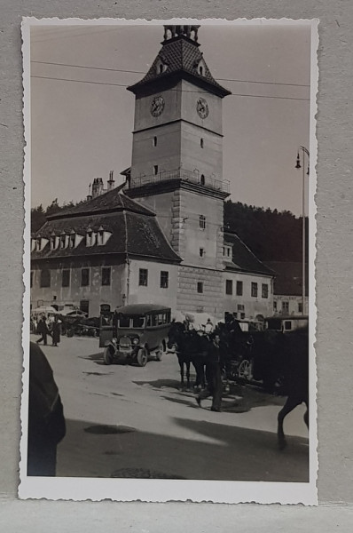 ZI DE TARG IN PIATA SFATULUI , BRASOV , MASINI DE EPOCA SI CARUTE , LANGA CLADIREA PRIMARIEI , FOTOGRAFIE TIP CARTE POSTALA , STUDIO KLEIN , BRAILA , MONOCROMA, NECIRCULATA , DATATA IULIE 1933