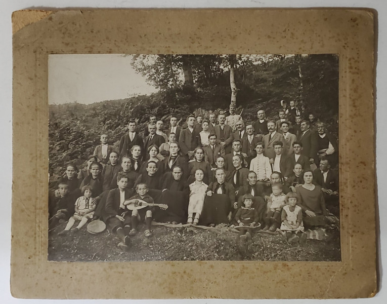 ZONA BALCANILOR , FOTOGRAFIE DE GRUP IN NATURA , INCEPUTUL SEC. XX