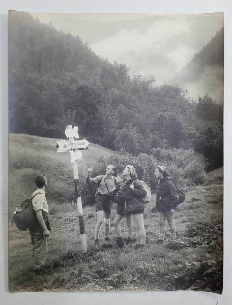 ZONA PADIS , TURISTI LANGA UN INDICATOR , PE DRUM SPRE PIETROASA , FOTOGRAFIE  INTERBELICA